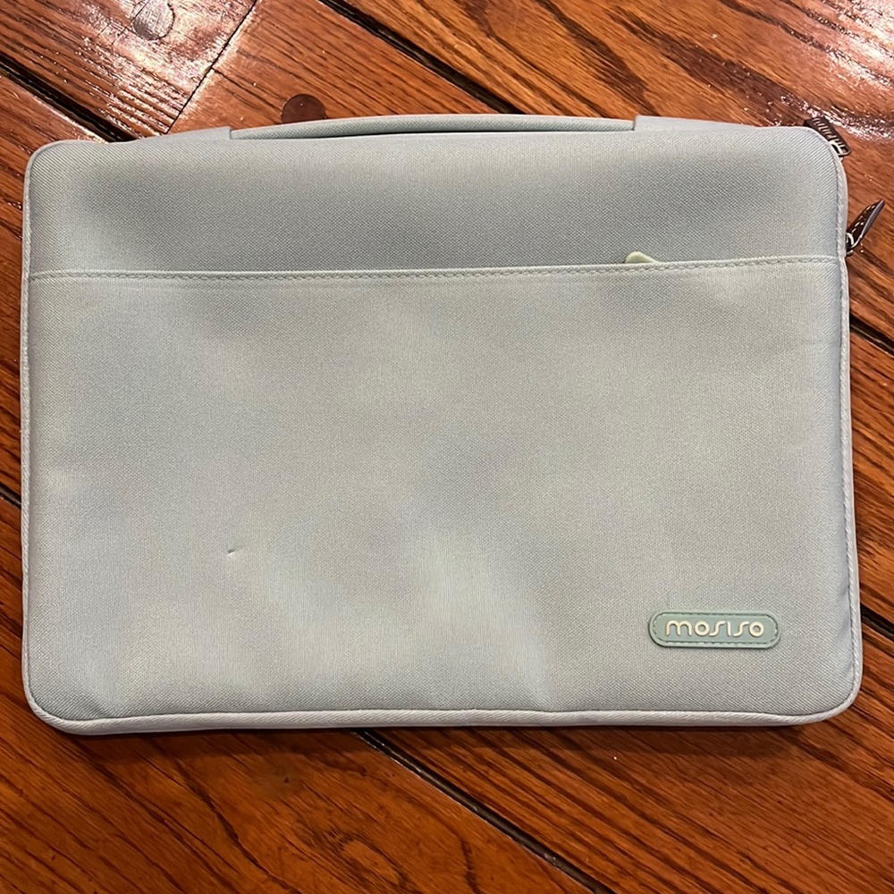 MacBook 13 in travel case !! ** NON REFUNDABLE **